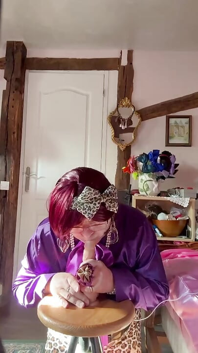 Dressed in a little leopard skirt to suck a dildo