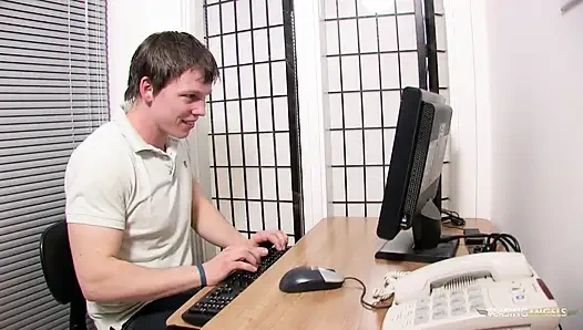 Göbek piercingli esmer kadının içine büyük bir yarak alıyor