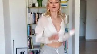 Carolin Niemczyk (Glasperlenspiel) Sexy Dancing