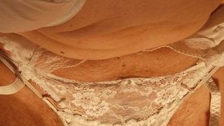 Crossdresser em lingerie branca de seda (thlin1070750)