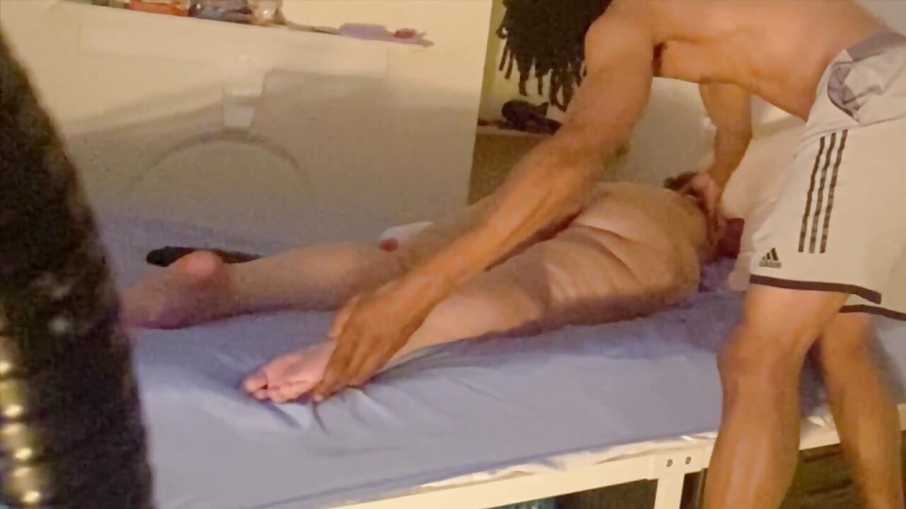 Massage Torride À L’huile, Cette Mamie Adore Les Bites Noires Bien Dures.
