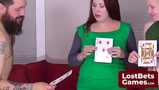 Винсент присоединяется к сексуальным ветеринарам Julie и Belle для высокой карточной игры