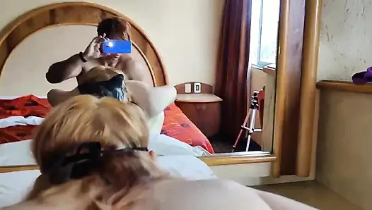Aku merekam budak seksku di kamar hotel dan ngentot pantatnya di depan cermin dengan ponselku...