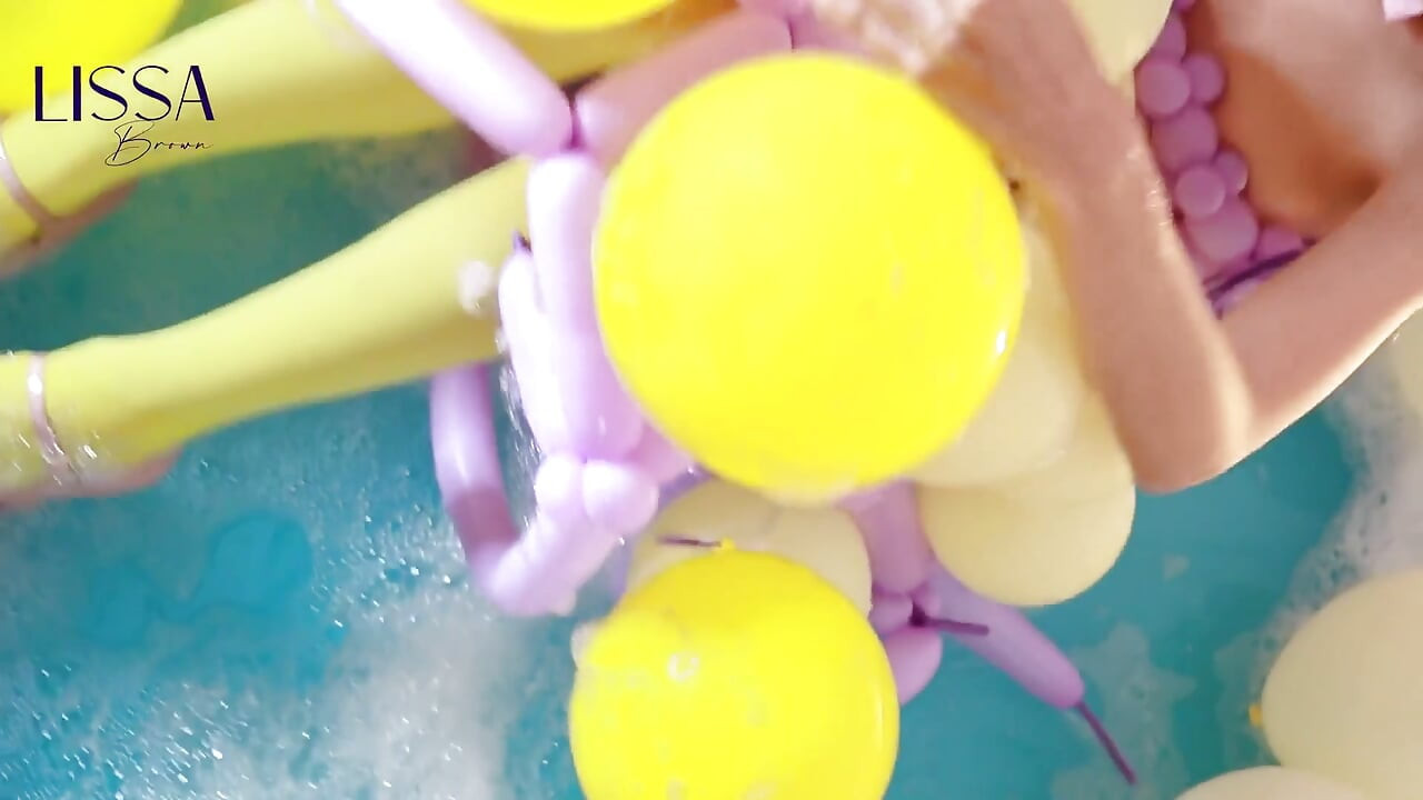 Bol balon ve burlesque pop ballo ile şişme havuz