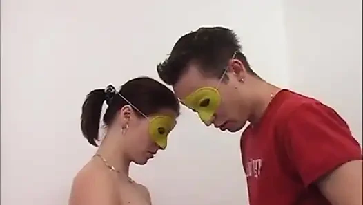 Amatör çift amcık sikiyor amcık yalama dildo maskeli oynuyor