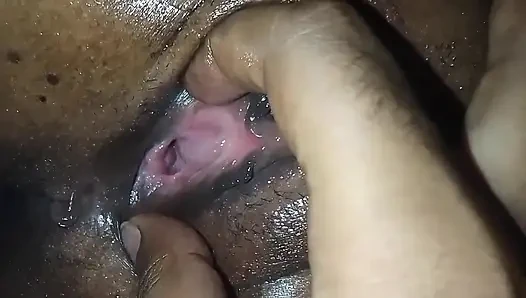 Göt deliğimi yaladı ve amımı parmakladı. Onun ağrılı göt deliğimi sikmesini durdurmak zorunda kaldım