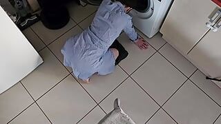 मेरी सौतेली बहन कपड़े धोने की मशीन में फंस जाती है और मैं उसे चोदने का मौका लेता हूं