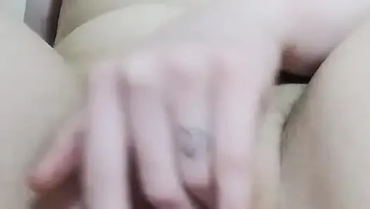 Aku lagi asik masturbasi memekku sampai muncrat