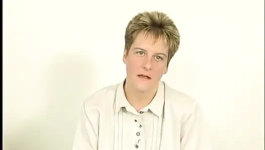 Cewek dewasa rambut pirang di ruangan casting sampai dicrot di toket setelah masturbasi dan nyepong kontol