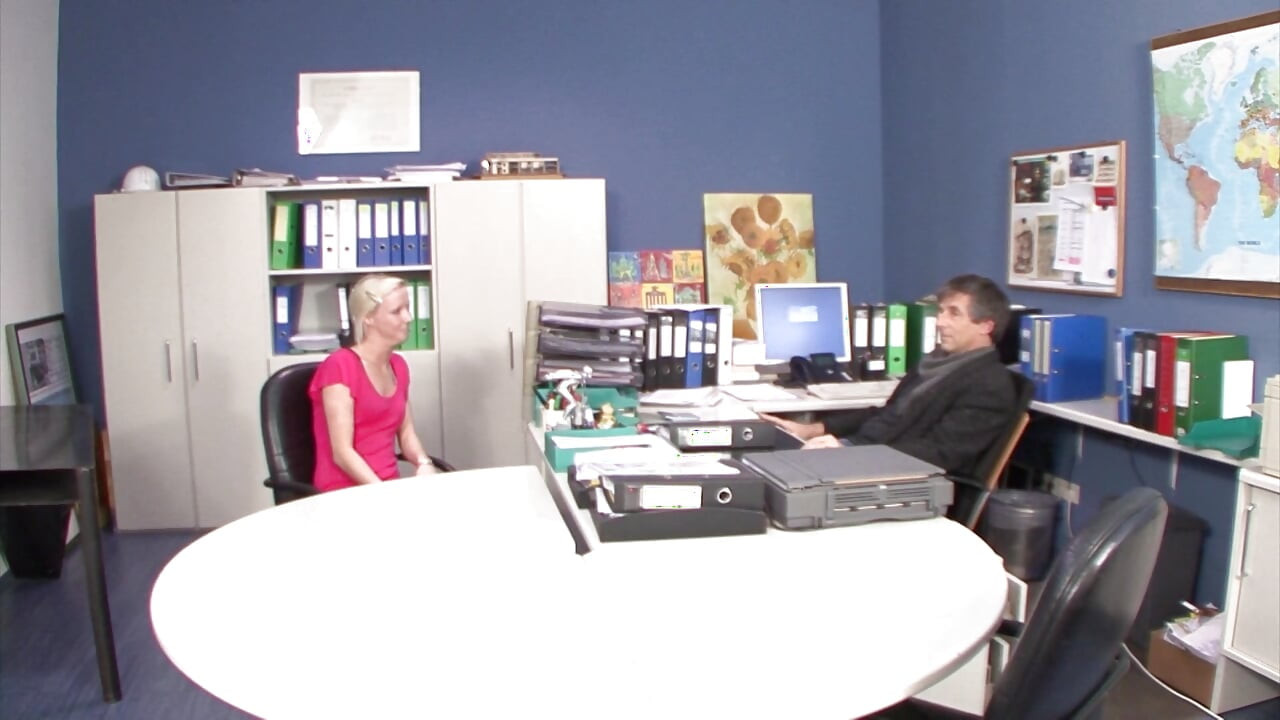 Nastoletni stażysta zerżnięta przez szefa!