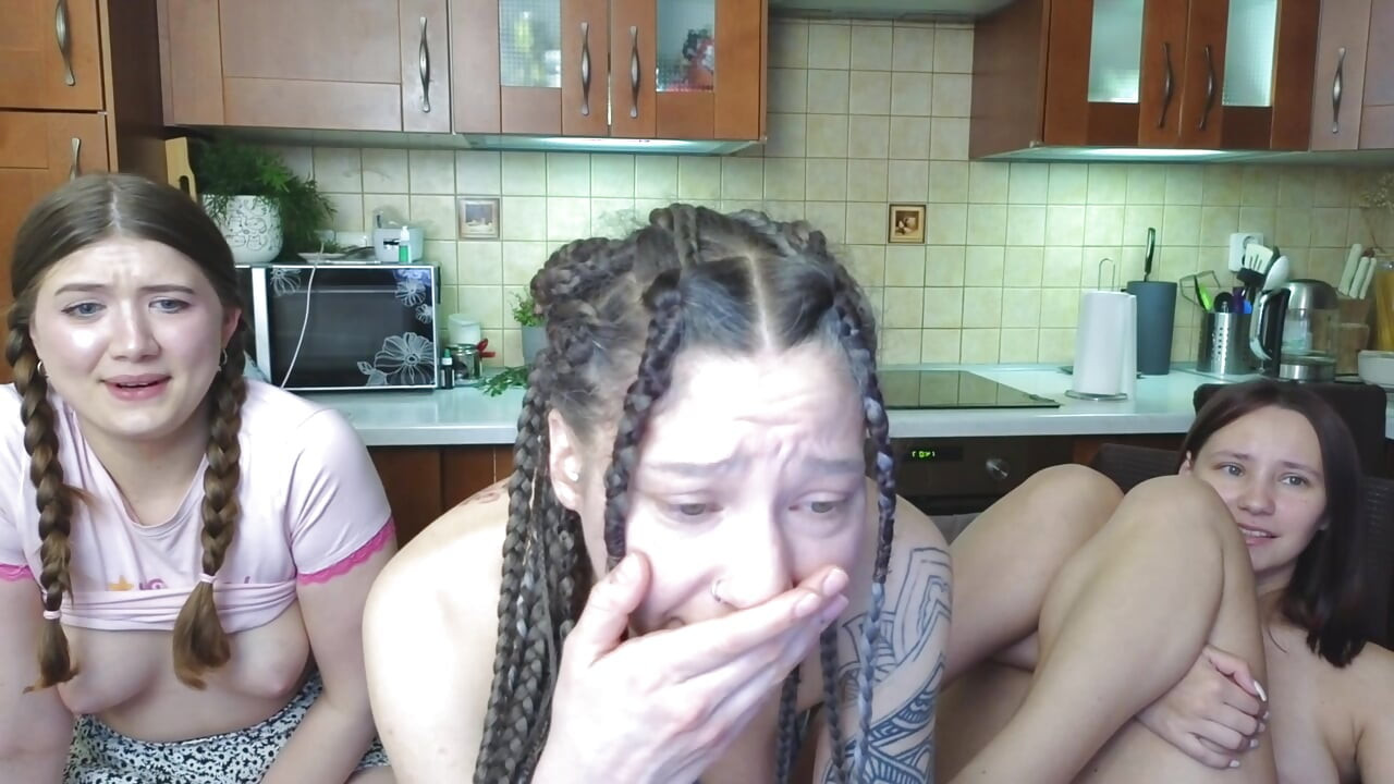 puolialastomat vauvat nostivat jalkansa ylös käskystä