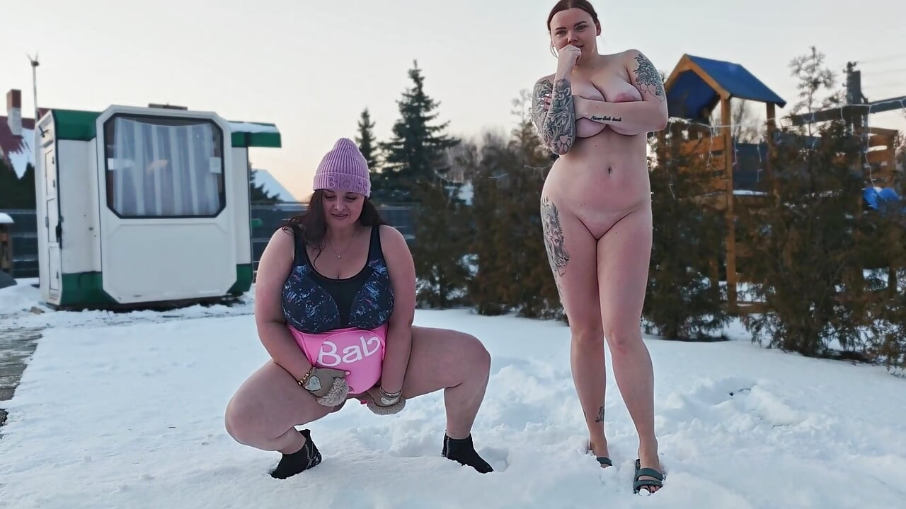 Swingers. Två gifta par leker naken i snön. kvinnorna kissa i snön och männen slickar av den.