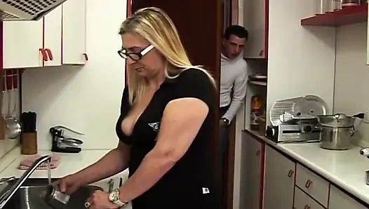 Azgın orta yaşlı seksi kadın gözlüklü bebek vahşice kalın yarağı emiyor ve üstüne çıkıyor