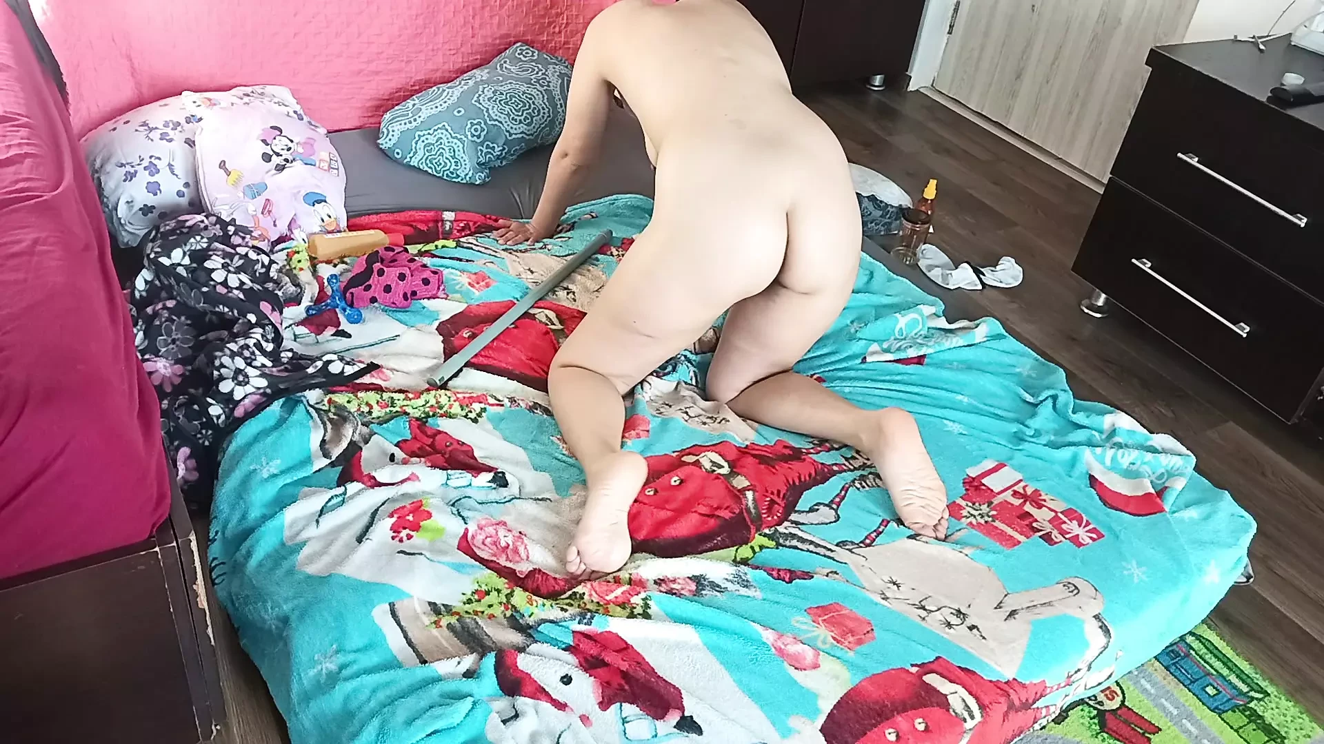 Pareja amateur, masaje brutal en la habitación.