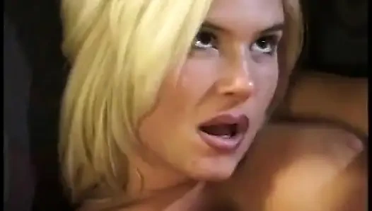 Cewek cantik rambut pirang dengan toket besar lagi asik nyepong kontol dan ngentot di sofa