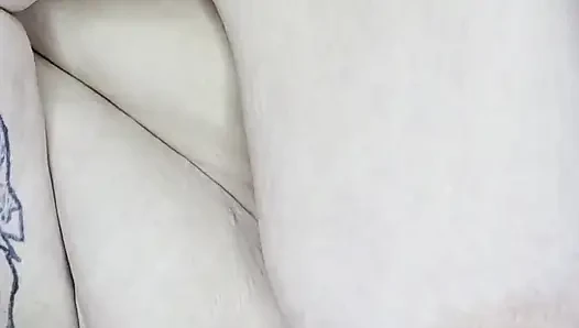 Memek cewek ini digosok dan dicrot di dalam