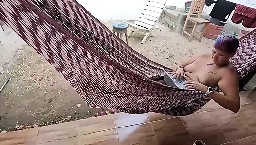 Evli kadın hamakta yatarken ağzına yarak alıyor