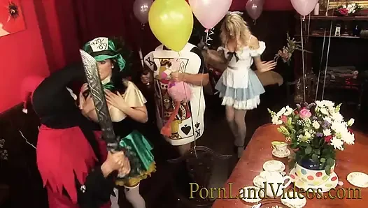 Cewek-cewek toket besar cosplay disetubuhi dalam seks berkelompok hardcore