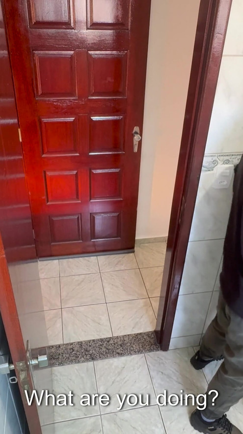 Un freacă împotriva surorii sale vitrege în baie