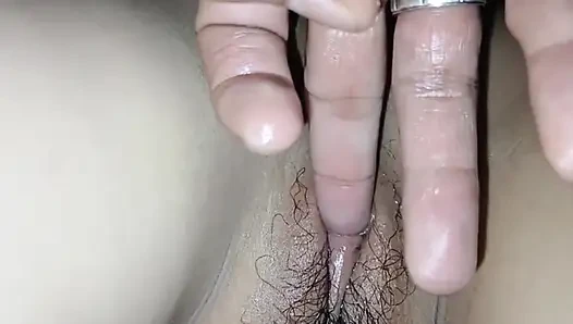 Orgazm olana kadar baldızın dar amına mastürbasyon yapıyor