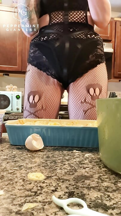 7'3 Peppermint Giantess dělá plněné shells s velmi zlobivou drobnou pomocnou svázanou na podpatku