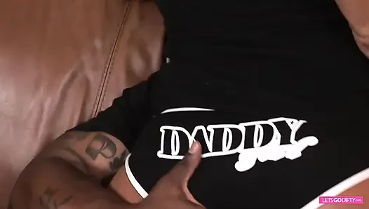 Güzel latin porno yıldızı büyük zenci yarağı alıyor