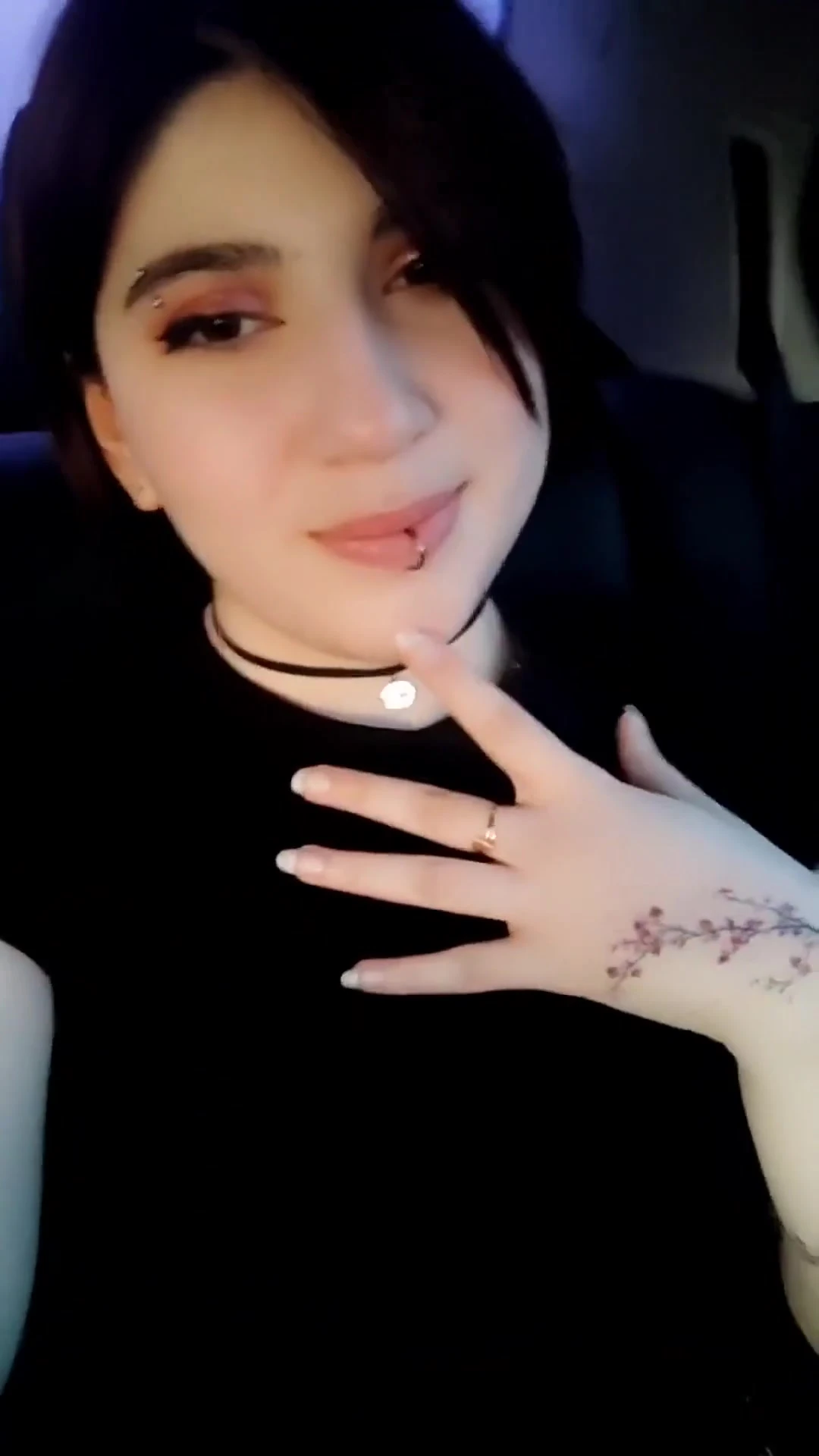 Azgın sürtük taksi sürücüsünün arkasında ıslak amını parmaklamaya başlıyor