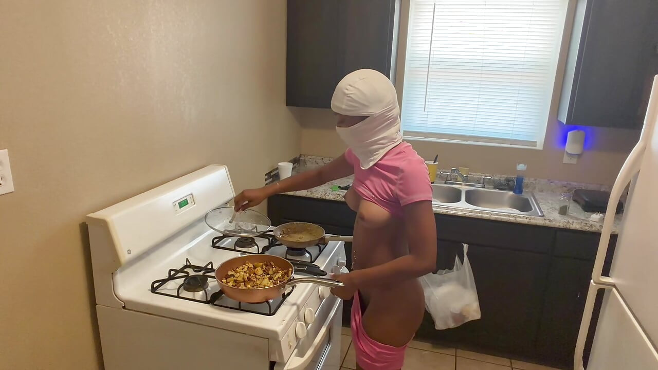 Hot babe naked making breakfast for her boyfriend m