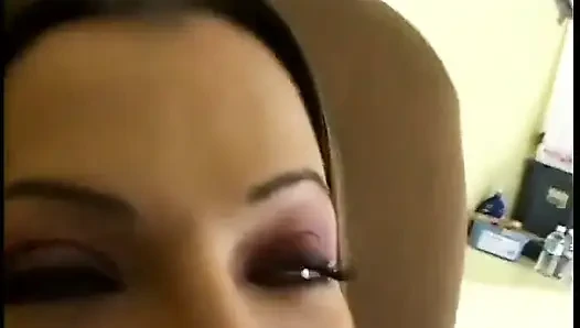 Genç esmer kaltak kıllı amcık sikiliyor sonra götü boşalıyor