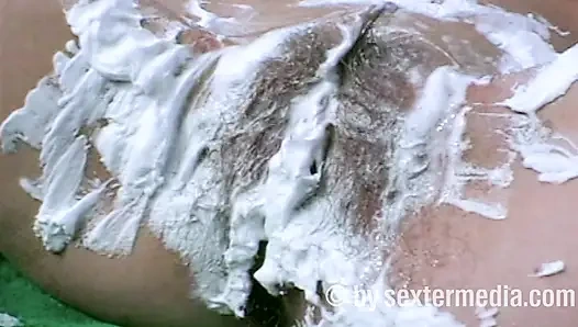 Mallorca Vacationer Jane Satisfied by the Pool