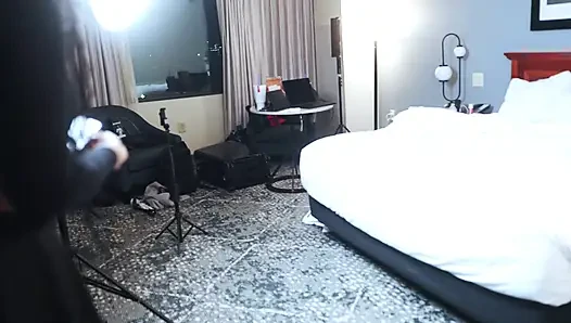 Schwarze teen stieftochter teilt ein hotelbett mit stiefvater