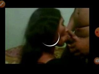 Индорская бхабхи хардкорно трахается с молодым любовником в любительском видео