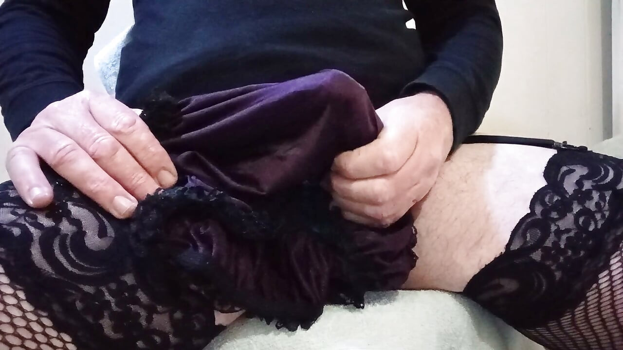 Birthday wank in aunties frilly panties