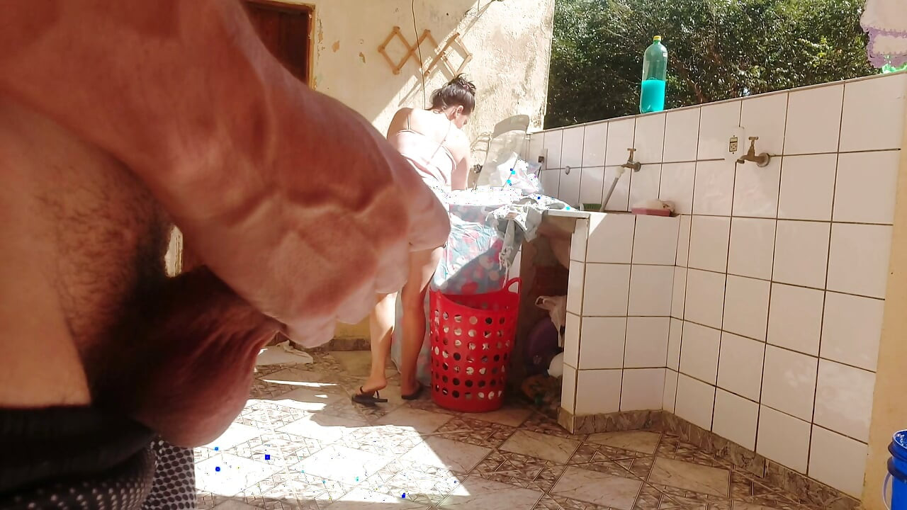 Я спіймав свою падчерку за пранням у шортах, я збудився, і мені сподобалася її супер гаряча пизда