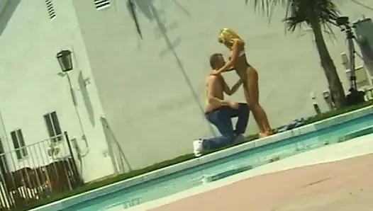 Heißer Pool-Sex in weißen Panties