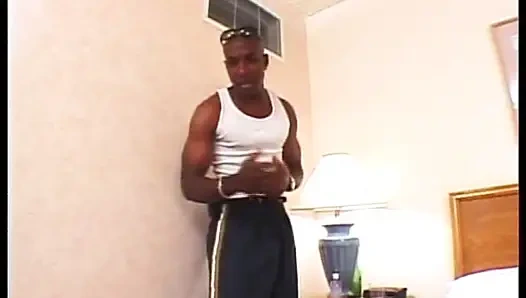 Ein riesiger schwarzer schwanz knallt ein weißes mädchen doggystyle