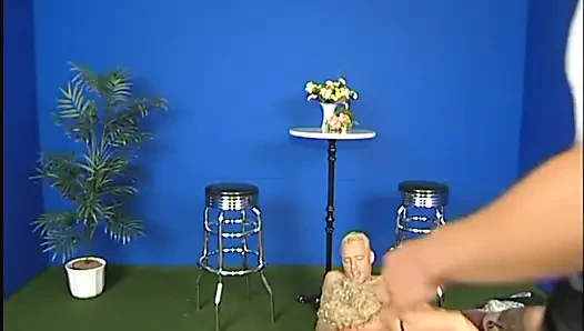 Olgun kaltak iki yarağa birden biniyor, tek tek