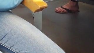 Sexy milf voeten in de trein