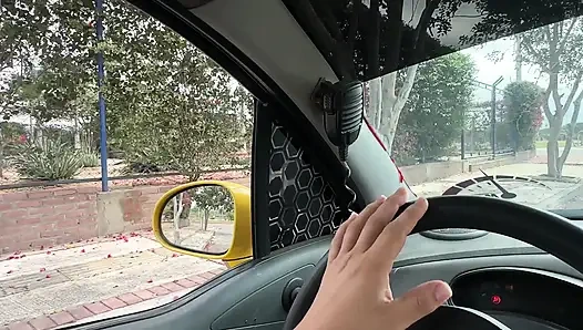 Das schöne Mädchen steht auf der Straße und ich biete meine Hilfe an, sie nach Hause zu bringen