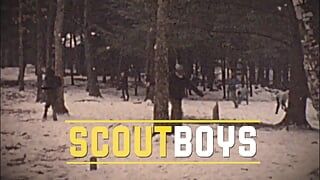 Scoutboys Scout Austin Young en geile vriend zonder condoom tijdens een hete wandeling