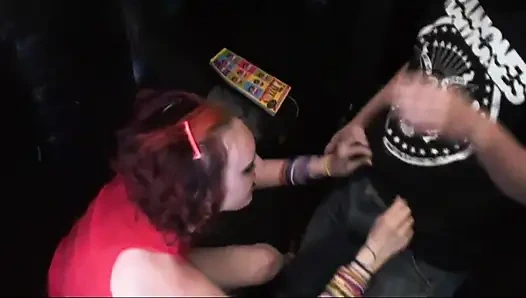 Amatir berambut merah mengambil kontol besar