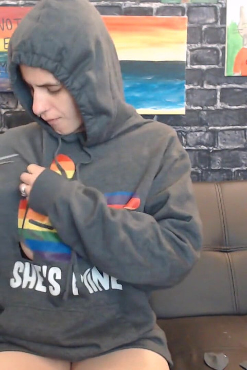 다른 게이 프라이드 후드를 찢어