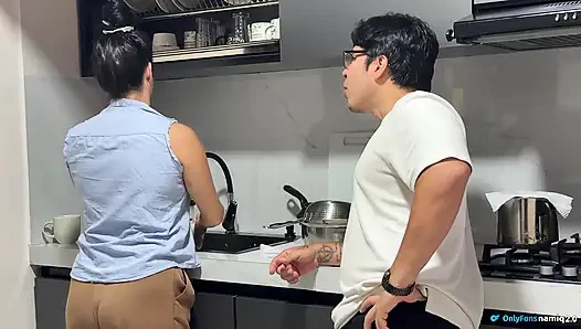Ngentot penuh gairah di dapur sama istri semok latina dengan memek merah muda!