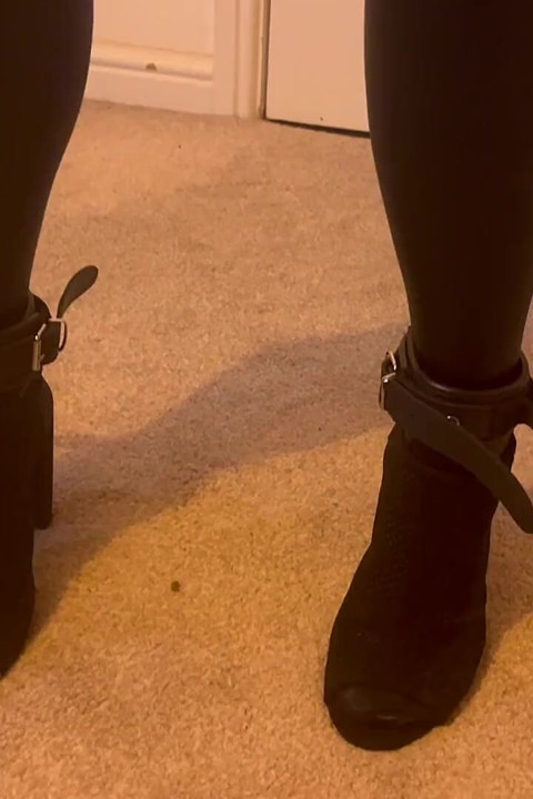 Orta yaşlı seksi evli kadın bağlanıyor, gergin ve sonra sert sikiliyor