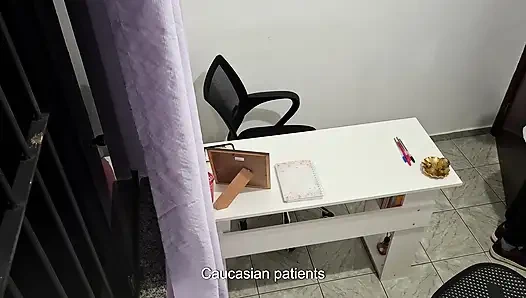 Ortopedi doktorunun yerine gelen doktor delirmiş.