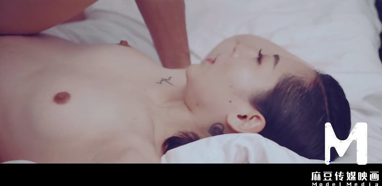 ModelMedia Asia - U ovoj vili svi su bili zaokupljeni divljim seksom