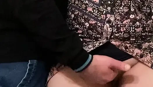 Ateşli orta yaşlı seksi kadın halka açık bir metroda ıslak amını parmaklatıyor