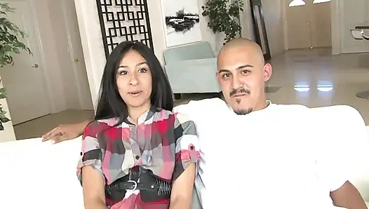 Amatör latin erkek arkadaşının sert yarağına biniyor