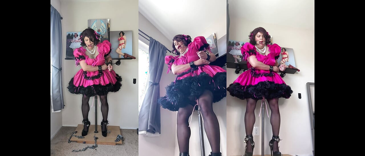 Η ροζ υπηρέτρια Candy είναι κλειδωμένη στη βάση του δονητή της και καβαλάει τον στύλο της