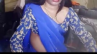 Crossdresser India dalam saree biru